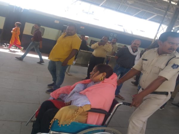 acid attack on katni Rail passenger in Ambikapur Jabalpur intercity acid attack on katni Rail passenger in Ambikapur Jabalpur intercity
