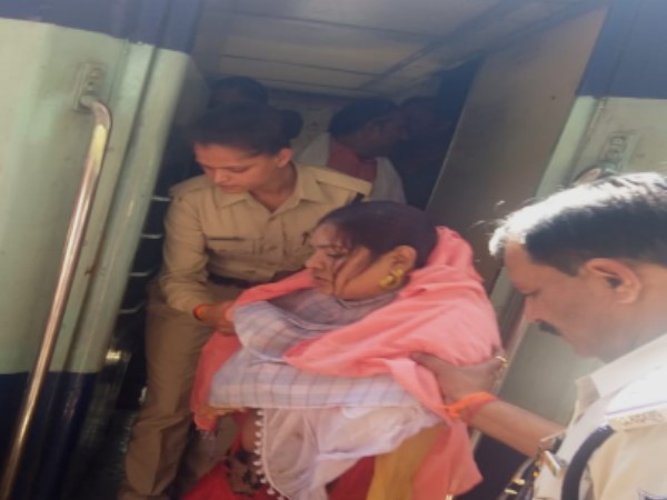acid attack on katni Rail passenger in Ambikapur Jabalpur intercity acid attack on katni Rail passenger in Ambikapur Jabalpur intercity