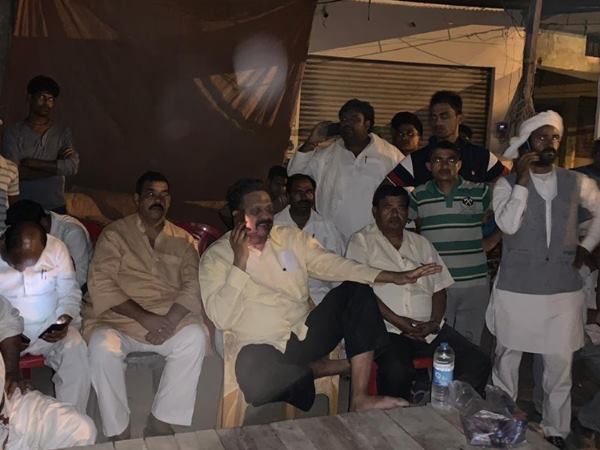 स्ट्रॉन्ग रूम के बाहर हंगामा