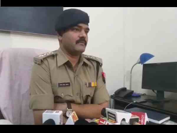 Drunk husband beaten by wife for doing mischievous with daughter Drunk husband beaten by wife for doing mischievous with daughter