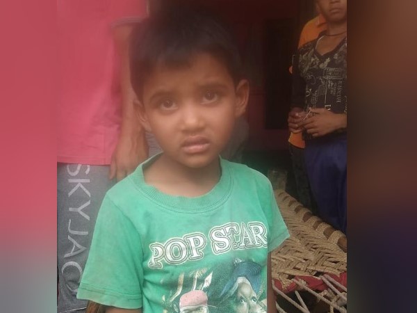 man try to kidnap innocent girl in agra man try to kidnap innocent girl in agra
