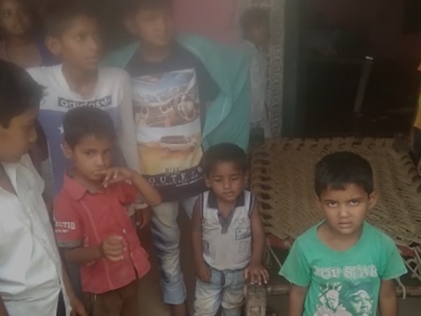 man try to kidnap innocent girl in agra man try to kidnap innocent girl in agra