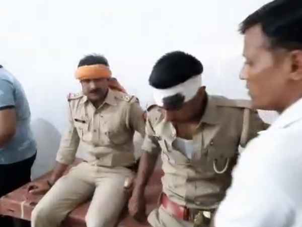 दो पुलिसकर्मी घायल