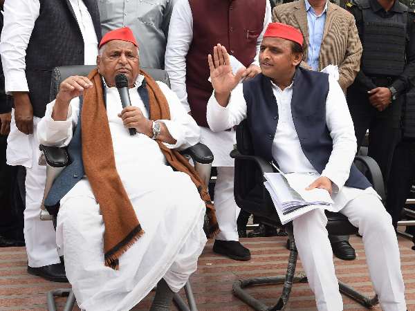 अखिलेश यादव के परिवार के तीन सदस्यों को मिली करारी शिकस्त