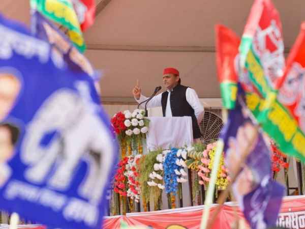 अखिलेश ने कहा सरकार से सांड़ नाराज है