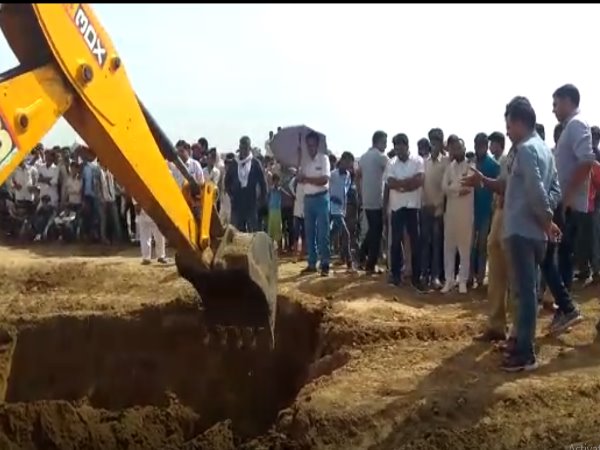 खेत में होता है बजरी खनन