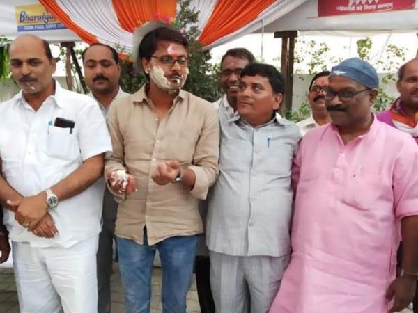 congress workers celebrate birthday outside strong room congress workers celebrate birthday outside strong room