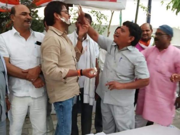 congress workers celebrate birthday outside strong room congress workers celebrate birthday outside strong room