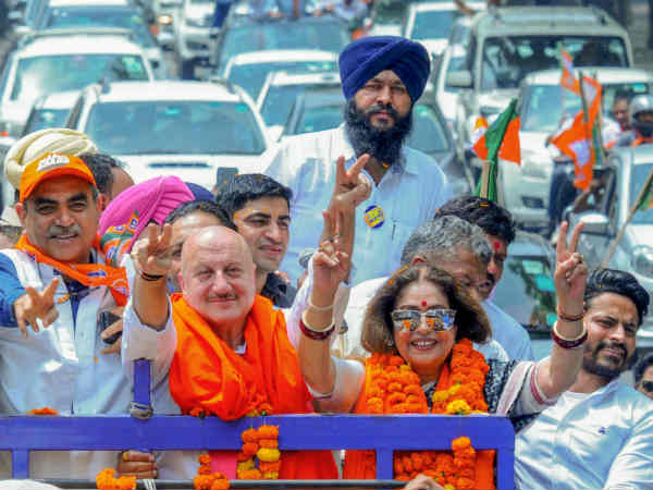 नामांकन के दौरान भी थे मौजूद