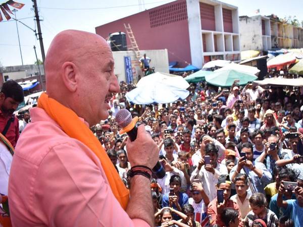 अखबार का जिक्र करते हुए अनुपम खेर ने दिया यह जवाब