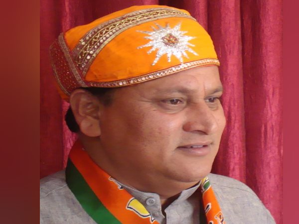 एक साथ रहती हैं दोनों पत्नियां