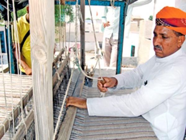 पिता के साथ करते थे बुनकरी