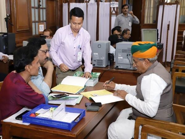 कई प्रशासनिक पदों पर निभाई जिम्मेदारी