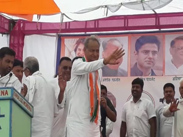 राजे ने पूर्व कांग्रेस सरकार की योजनाएं बंद की