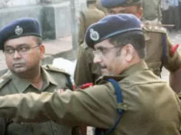 दो दिन पहले मस्जिद के सामने खड़े वाहनों को तोड़ गया था