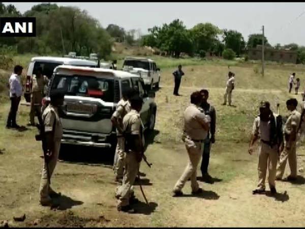 Lok Sabha Elections 2019: आरा में मतदान के दौरान हंगामा, पथराव से पुलिसकर्मी घायल Lok Sabha Elections 2019: आरा में मतदान के दौरान हंगामा, पथराव से पुलिसकर्मी घायल