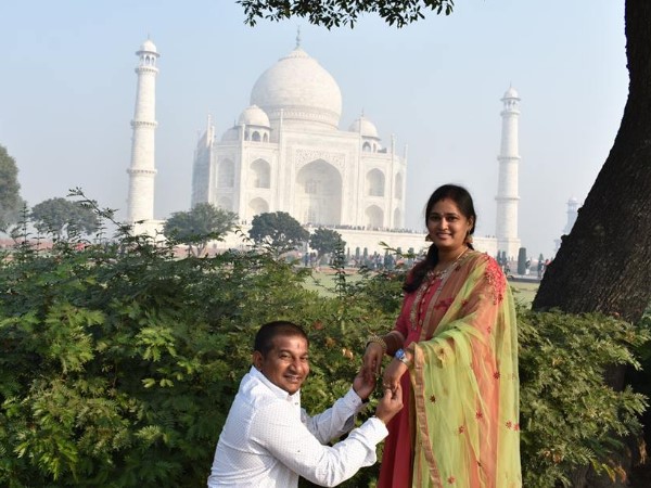 अमेरिकी महिला ने चैरिटी में दिए पैसे