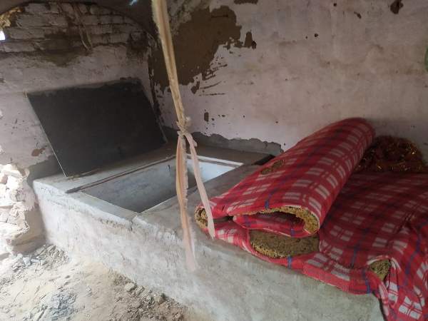 कुटिया के बाहर पिस्तौल ताने खड़ा मिला