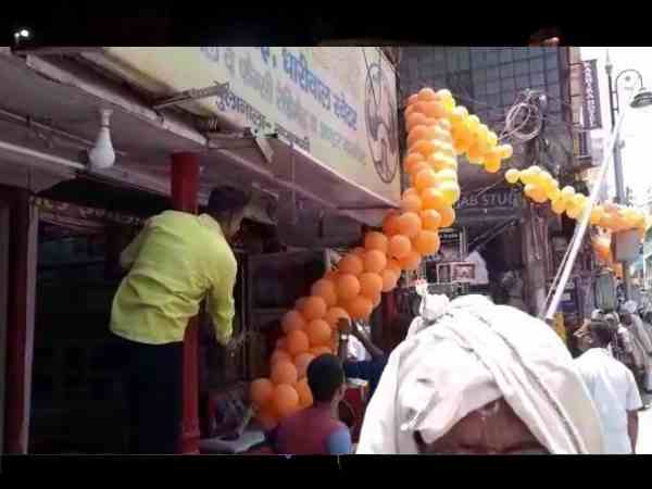 पीएम के जाते ही लोगों ने लूट लिए गुब्बारे
