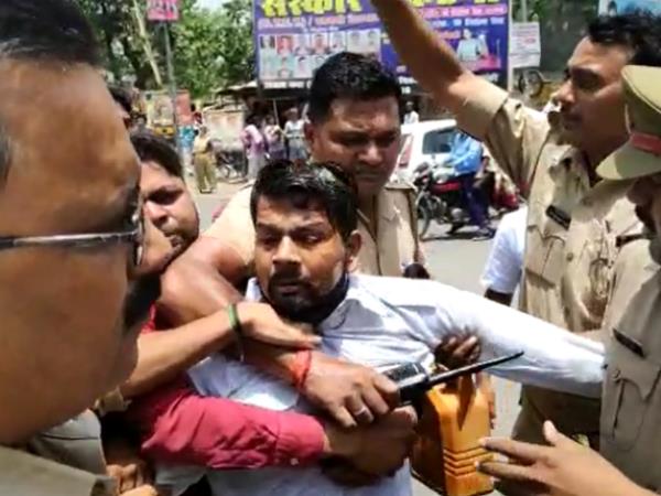 congress workers arrested for attempting self immolation in barabanki congress workers arrested for attempting self immolation in barabanki