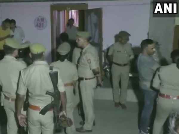 घर का बिखरा पड़ा था सामान