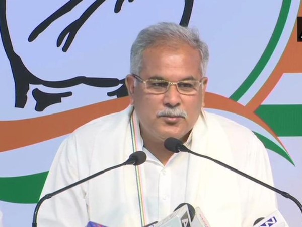 Chhattisgarh Chief Minister Bhupesh Baghel chant 3 time vande matram after a men urges him in bhopal Chhattisgarh Chief Minister Bhupesh Baghel chant 3 time vande matram after a men urges him in bhopal