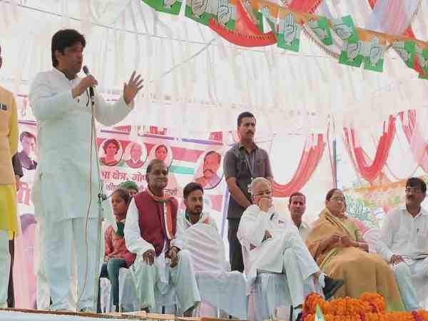 जनता के सामने बहरूपिया बन जाते हैं पीएम