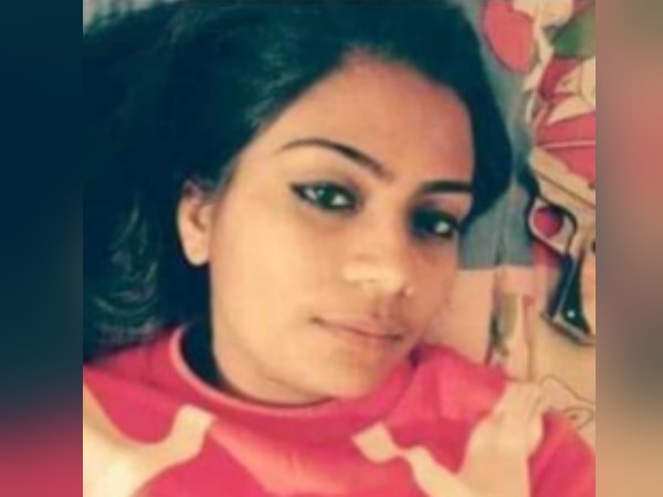 भाजपा नेत्री ने बिस्तर पर पिस्टल के साथ ली सेल्फी, फोटो हुई वायरल भाजपा नेत्री ने बिस्तर पर पिस्टल के साथ ली सेल्फी, फोटो हुई वायरल