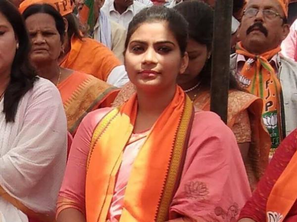 भाजपा नेत्री ने बिस्तर पर पिस्टल के साथ ली सेल्फी, फोटो हुई वायरल भाजपा नेत्री ने बिस्तर पर पिस्टल के साथ ली सेल्फी, फोटो हुई वायरल