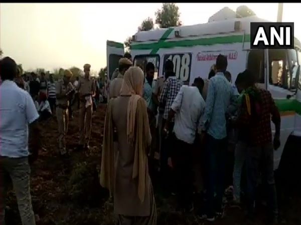अलवर: नलकूप में गिरी बेटी सुमैया को स्कूल बैग से बचाया