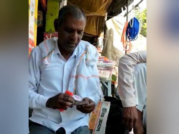 Amin caught taking money from farmer Amin caught taking money from farmer
