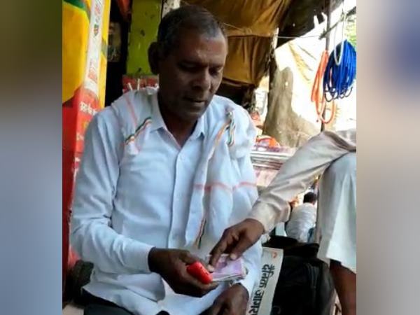 Amin caught taking money from farmer Amin caught taking money from farmer