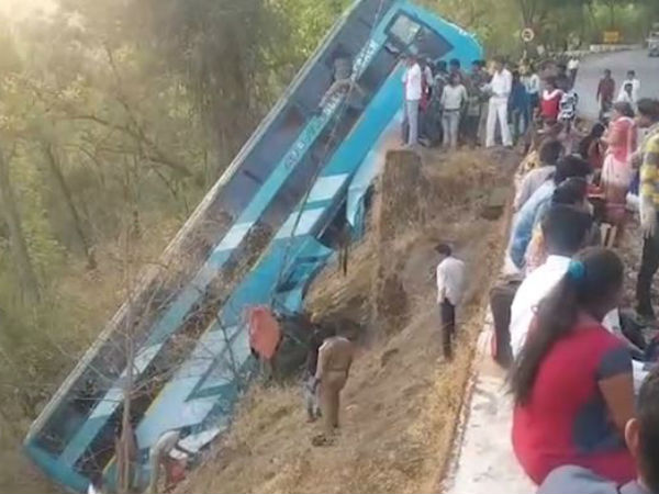 ड्राइवर से नहीं लगा ब्रेक और बस सड़क से बाहर हो गई