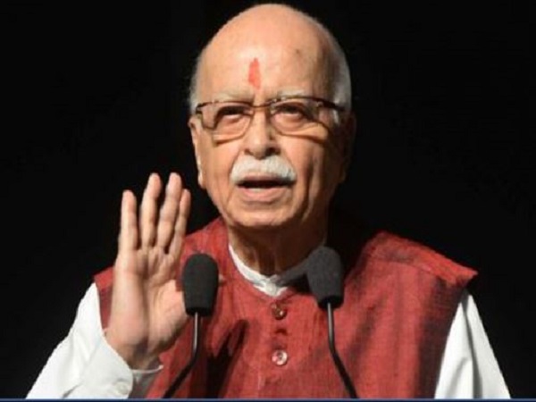 आडवाणी ने दी पीएम मोदी को बधाई