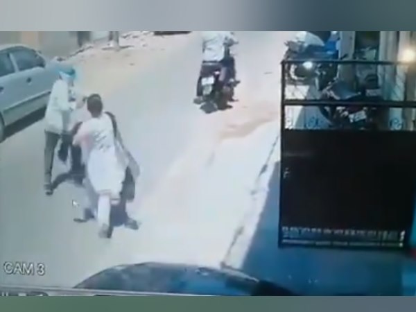 brave woman fight with chain snatcher in lucknow brave woman fight with chain snatcher in lucknow