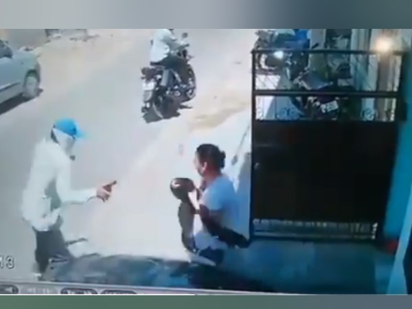 brave woman fight with chain snatcher in lucknow brave woman fight with chain snatcher in lucknow