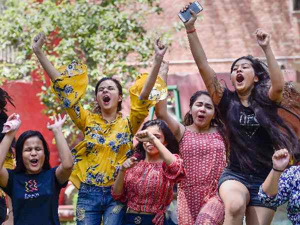 12वीं में टॉप करने वाली दोनों छात्राएं यूपी के स्कूल की