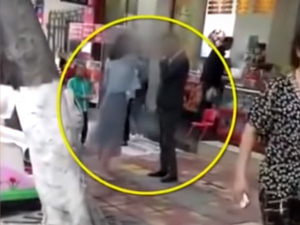 बीच सड़क थप्पड़ बरसाती रही महिला