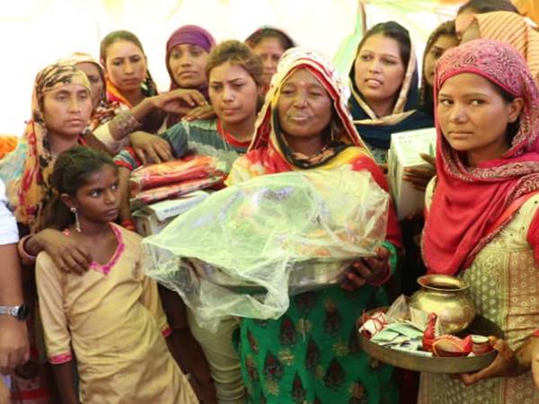 दुल्हन लाछा की मां की भर आंखें