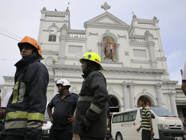 श्रीलंका ब्लास्ट: कर्फ्यू हटने पर MEA ने भारतियों के लिए जारी किया हेल्पलाइन नंबर श्रीलंका ब्लास्ट: कर्फ्यू हटने पर MEA ने भारतियों के लिए जारी किया हेल्पलाइन नंबर