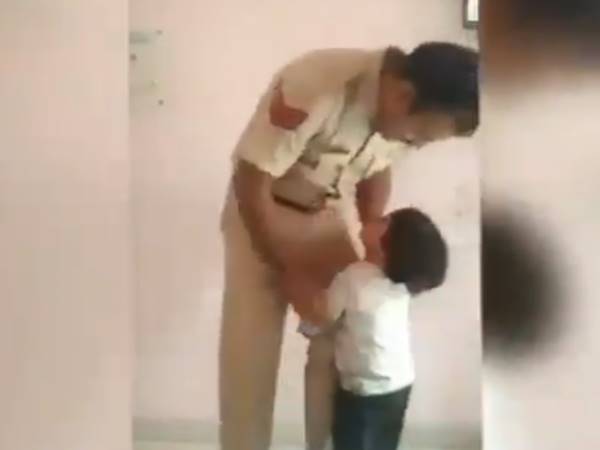 बेटी चाह रही थी पापा ड्यूटी पर ना जाए, घर पर उसके साथ ही रहें
