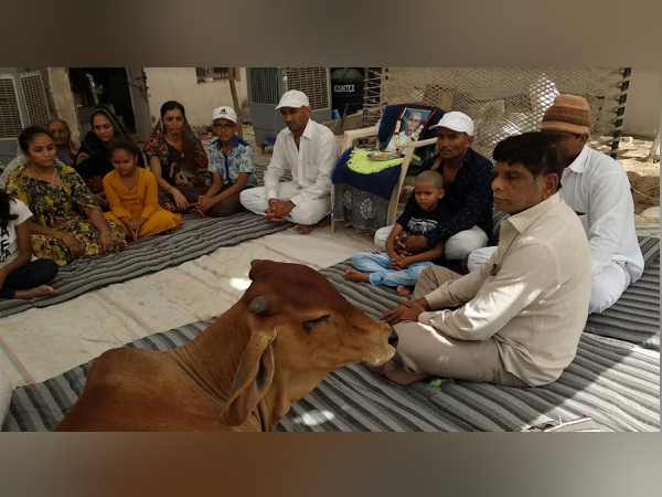 सगे-संबंधियों के साथ आती है घर, तस्वीर के सामने बैठ जाती है
