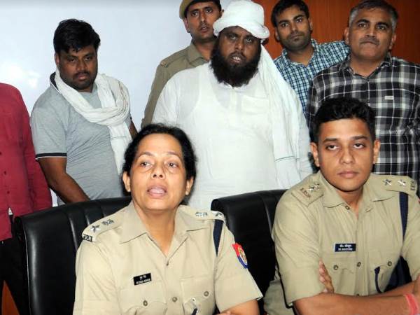 सूचना के बाद घेराबंदी कर पकड़ा