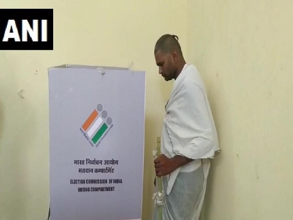 पिता का अंतिम संस्कार कर वोट डालने पहुंचा बेटा