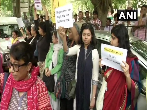 क्लीन चिट के विरोध में प्रदर्शन