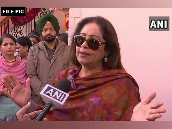 lok sabha elections 2019: BJPs Kirron Kher gets EC notice for using children in election campaign lok sabha elections 2019: BJPs Kirron Kher gets EC notice for using children in election campaign
