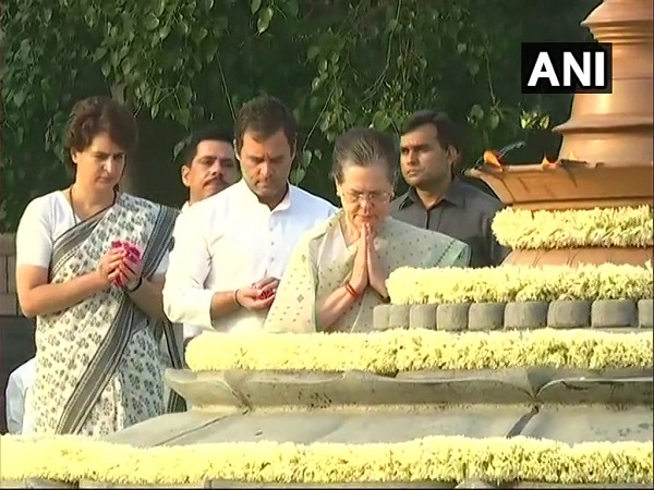 Rajiv Gandhi death anniversary: sonia gandhi and rahul pay tribute at veer bhumi Rajiv Gandhi death anniversary: sonia gandhi and rahul pay tribute at veer bhumi