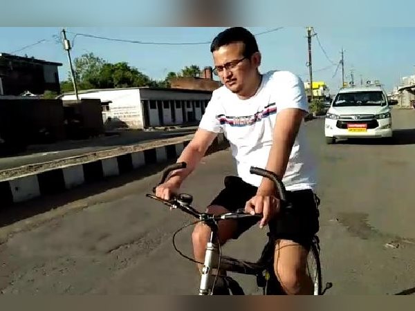 Damoh Collector Niraj kumar Singh Reached Hata hospital via cycle Damoh Collector Niraj kumar Singh Reached Hata hospital via cycle