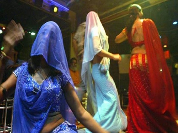 MUMBAI: 15 people including senior official of BMC arrested following a raid on a dance bar MUMBAI: 15 people including senior official of BMC arrested following a raid on a dance bar