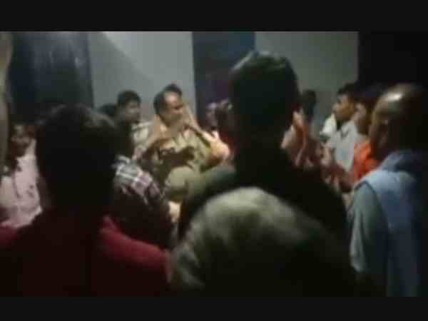Dial 100 policeman beaten by baratis, video viral Dial 100 policeman beaten by baratis, video viral